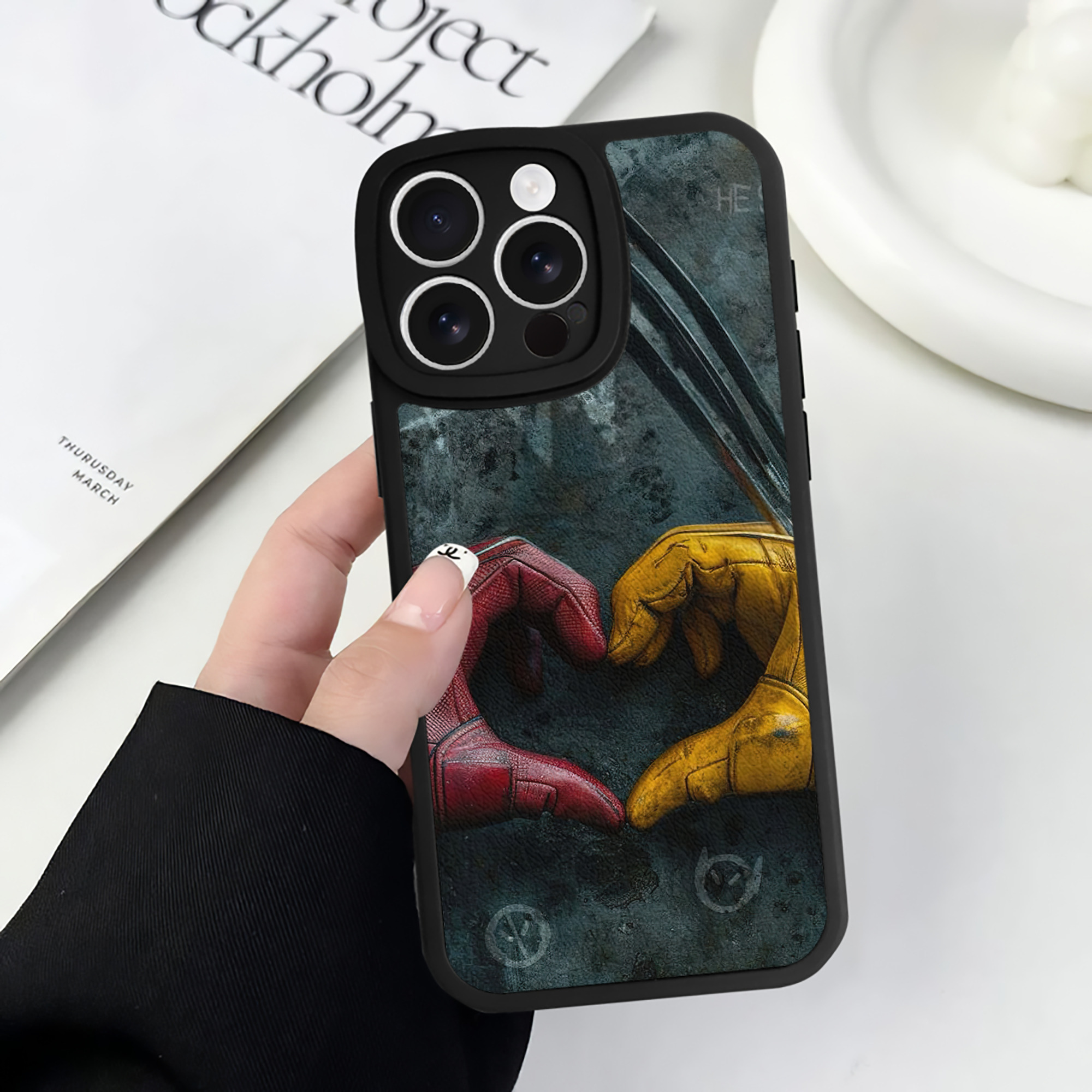 （画像用） Deadpool デッドプール 【iPhone 16シリーズ対応】シリコンスマホケース（レザー調） 材質：シリコン